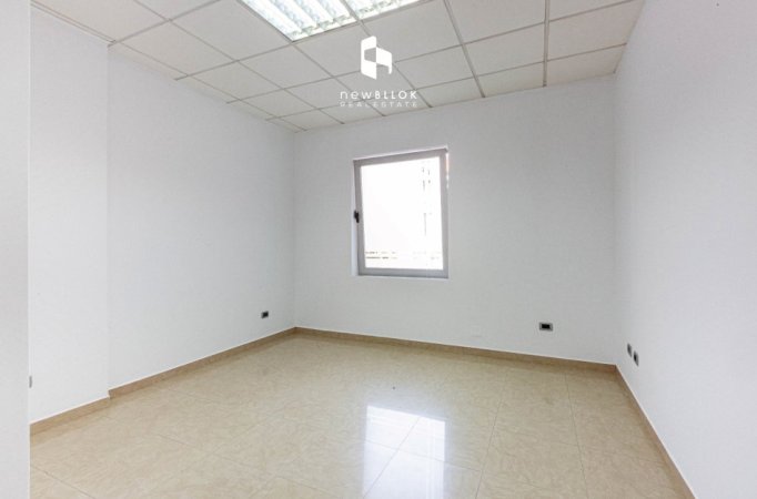 Me Qira: Zyre  | 100m2 |+ Depo ( 15m2 ) 📍  Blloku - Tribeca | 1200€/muaj |  ( me Pamje nga Rruga ) 100% e Rikonstruktuar, mundesi Reklamimi nga Rruga