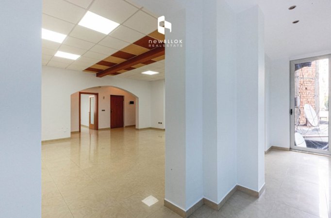 Me Qira: Zyre  | 100m2 |+ Depo ( 15m2 ) 📍  Blloku - Tribeca | 1200€/muaj |  ( me Pamje nga Rruga ) 100% e Rikonstruktuar, mundesi Reklamimi nga Rruga