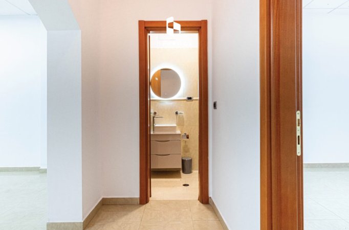 Me Qira: Zyre  | 100m2 |+ Depo ( 15m2 ) 📍  Blloku - Tribeca | 1200€/muaj |  ( me Pamje nga Rruga ) 100% e Rikonstruktuar, mundesi Reklamimi nga Rruga