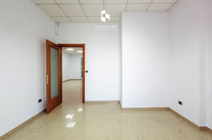 Me Qira: Zyre  | 100m2 |+ Depo ( 15m2 ) 📍  Blloku - Tribeca | 1200€/muaj |  ( me Pamje nga Rruga ) 100% e Rikonstruktuar, mundesi Reklamimi nga Rruga