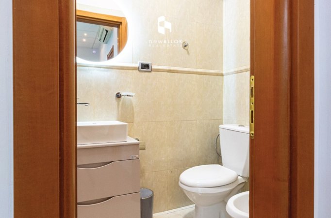 Me Qira: Zyre  | 100m2 |+ Depo ( 15m2 ) 📍  Blloku - Tribeca | 1200€/muaj |  ( me Pamje nga Rruga ) 100% e Rikonstruktuar, mundesi Reklamimi nga Rruga