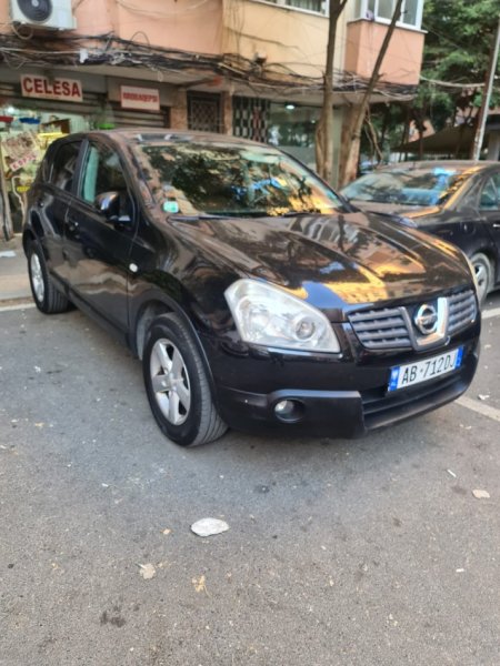 Tirane, shes makine Nisan Benzin-gaz