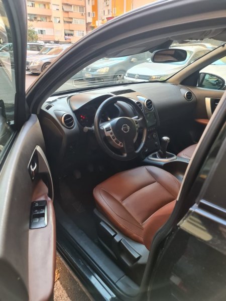 Tirane, shes makine Nisan Benzin-gaz