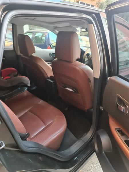 Tirane, shes makine Nisan Benzin-gaz