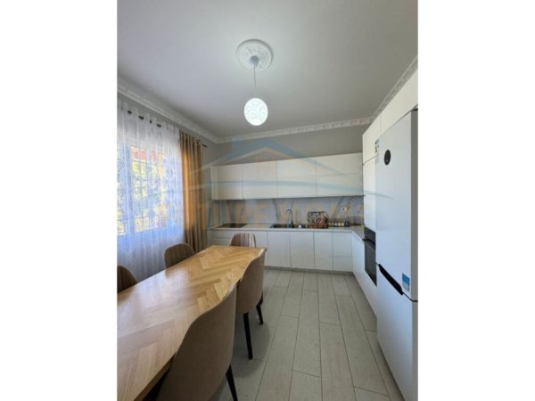 ALF45387 Tirane, jepet me qera 3 Katshe Kati 4, 847 m² 3.000 € (tufine)