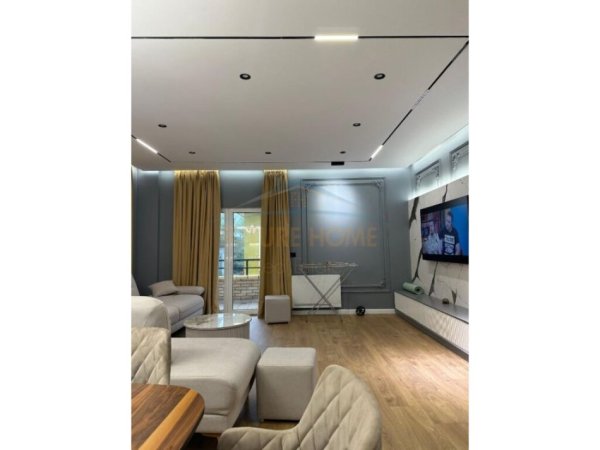 Tirane, jepet me qera apartament 2+1+Aneks+Ballkon Kati 3, 1.100 € (Farke)
