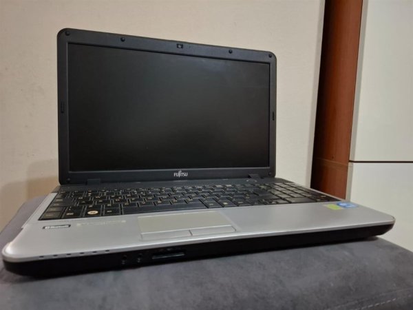 Tirane, shes Laptop Fujitsu 15.6 Lifebook 90 Euro