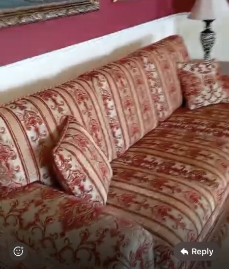 Tirane, shes 2 Divane Angleze (3 + 2 vendesh) + Set tavolinash druri   5.900 €