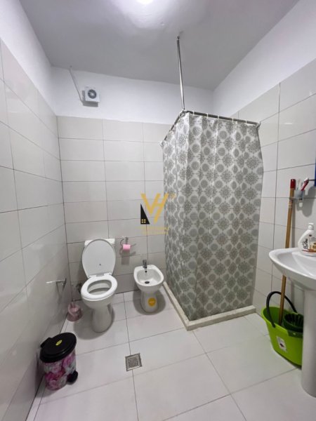 Tirane, jepet me qera apartament 1+1+Ballkon Kati 3, 83 m² 400 € (FRESK)