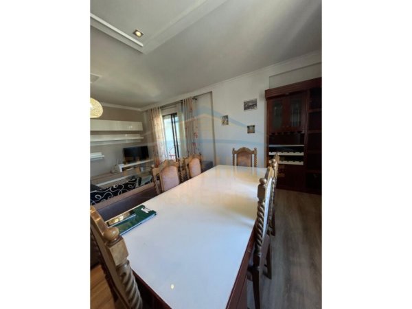 ALF45715 Tirane, jepet me qera apartament 3+1 Kati 7, 157 m² 800 € (Myslym Shyri)