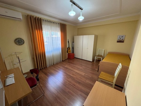 Tirane, jepet me qera apartament 2+1+Ballkon Kati 4, 136 m² 1.500 € (Rruga Ismail Qemali BLLOK)