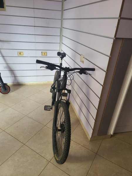 Tirane, Biciklet 26ce Sportive e zeze  10 marshe Mbrapa dhe 2 Para.  Pjes origjinale shimano. Goma maxxis para dhe mbrapa . Super akse si ne mes si mbrapa per shpejtesi 🔥 Trup Alumini & Shal Me Suspacion Per Komoditet Ne Rruge me Gropa👌300€