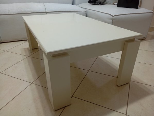 Tirane, ofroj Tavoline mesi