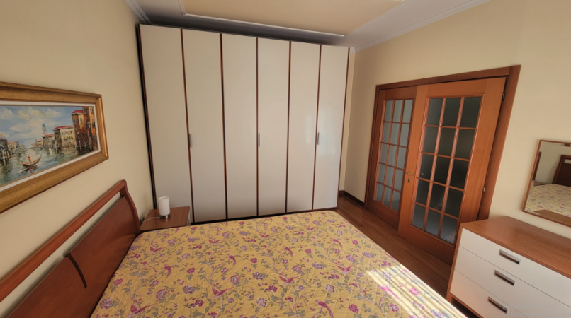 Tirane, jepet me qera apartament 2+1+Ballkon Kati 4, 136 m² 1.600 € (Bllok)