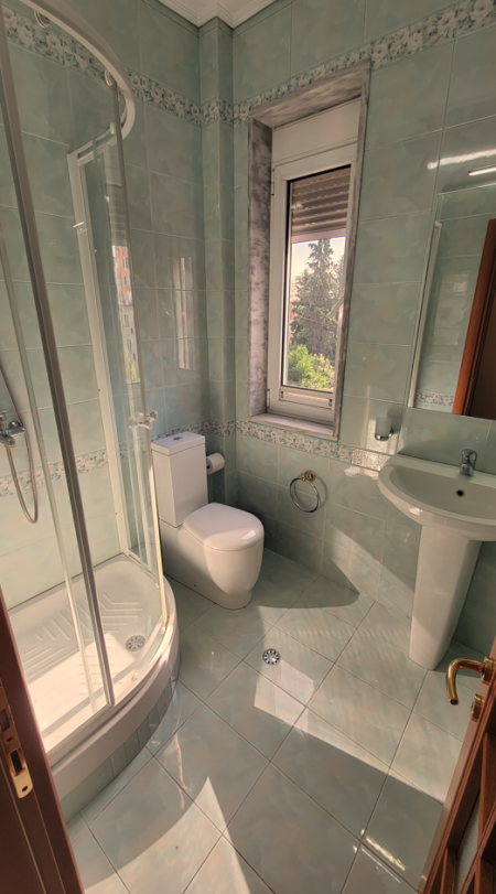 Tirane, jepet me qera apartament 2+1+Ballkon Kati 4, 136 m² 1.600 € (Bllok)