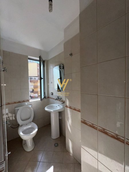Tirane, jepet me qera apartament 2+1+Ballkon Kati 3, 115 m² 450 € (FRESK)