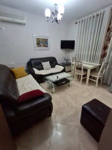 Tirane, jepet me qera apartament 1+1+Ballkon Kati 1, 55 m² 450 € (rruga e dibres)