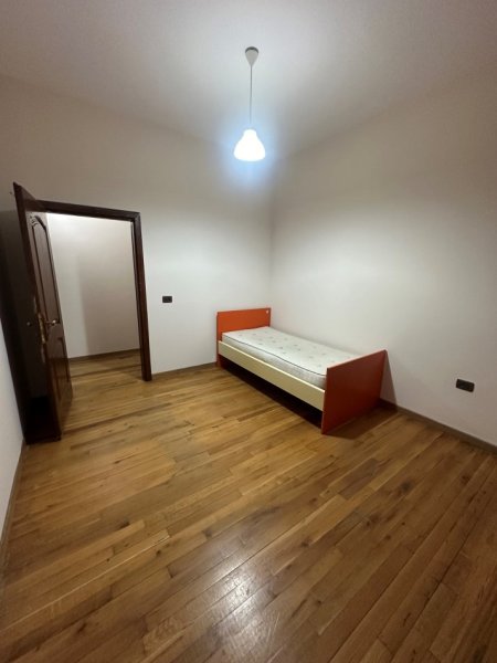 Tirane, jepet me qera apartament 2+1+Ballkon Kati 1, 85 m² 380 € (QYTET STUDENTI)