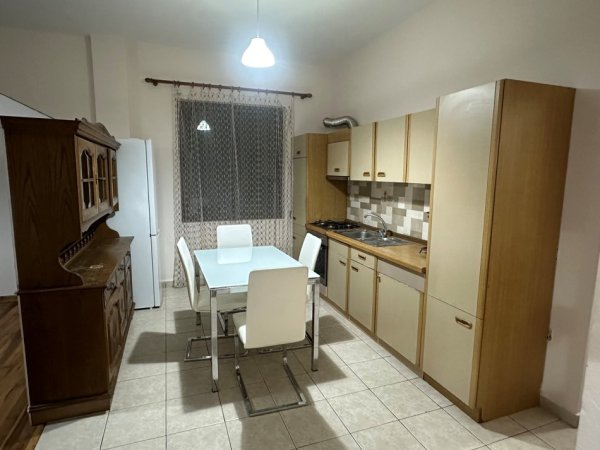 Tirane, jepet me qera apartament 2+1+Ballkon Kati 1, 85 m² 380 € (QYTET STUDENTI)