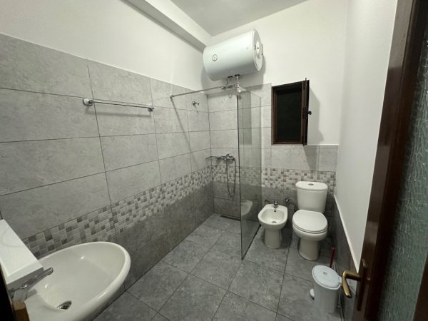 Tirane, jepet me qera apartament 2+1+Ballkon Kati 1, 85 m² 380 € (QYTET STUDENTI)