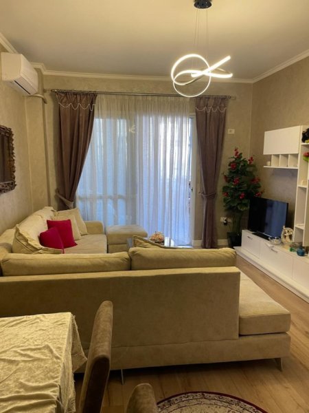 Tirane, jepet me qera apartament 3+1+Ballkon Kati 2, 105 m² 1.000 € (kopshit zoologjik)