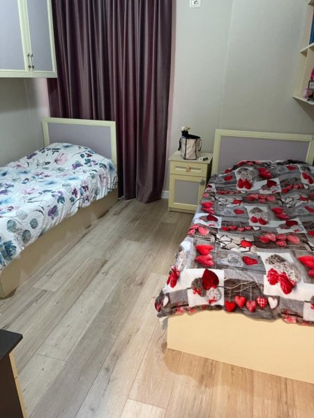 Tirane, jepet me qera apartament 3+1+Ballkon Kati 2, 105 m² 1.000 € (kopshit zoologjik)