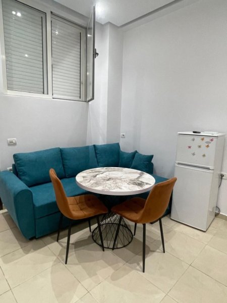 Tirane, jepet me qera apartament 1+1+Ballkon Kati 1, 60 m² 400 € (VILAT GJERMANE)