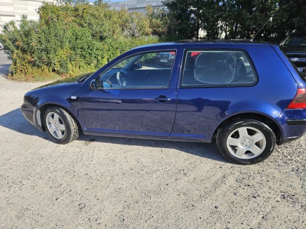 Tirane, shes makine VW Golf Benzin+Gaz, automatik Klima 1800 €