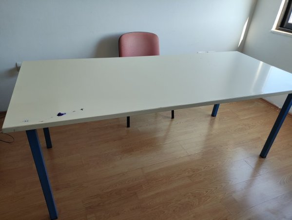 Tirane, shes Shiten 4 Tavolina zyre 40 €