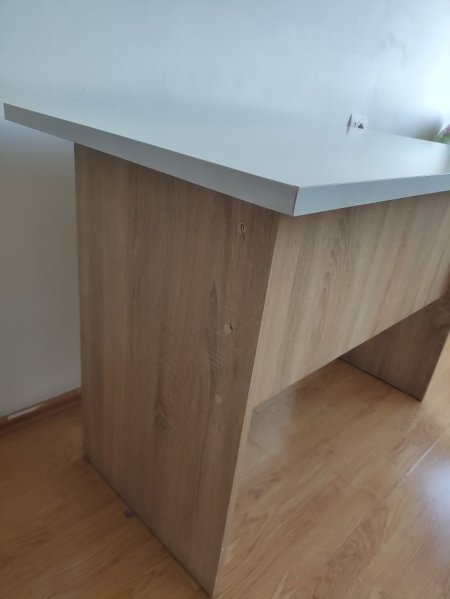 Tirane, shes Shiten 4 Tavolina zyre 40 €