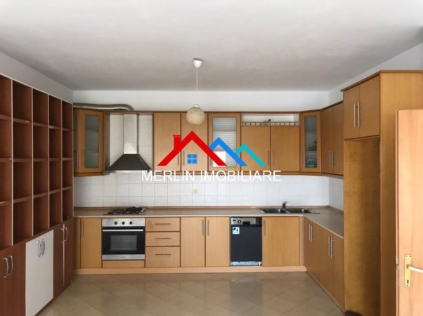 Tirane, jepet me qera apartament 2+1 Kati 3, 90 m² 650 € (KOMUNA E PARISIT)