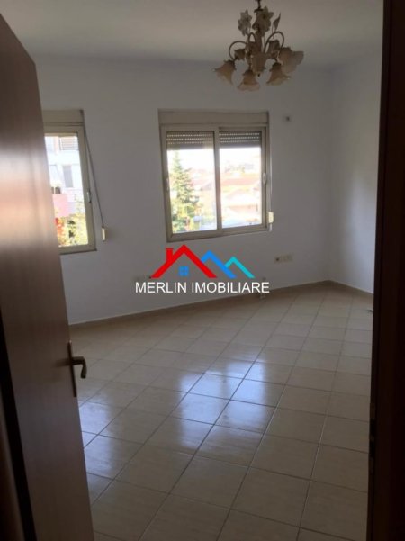 Tirane, jepet me qera apartament 2+1 Kati 3, 90 m² 650 € (KOMUNA E PARISIT)