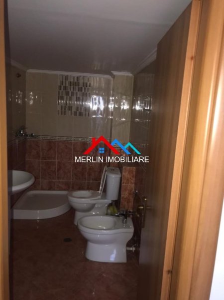 Tirane, jepet me qera apartament 2+1 Kati 3, 90 m² 650 € (KOMUNA E PARISIT)