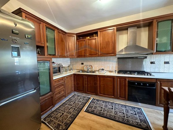 Tirane, jepet me qera apartament 2+1+Ballkon Kati 6, 110 m² 700 € (Rruga e Durresit)