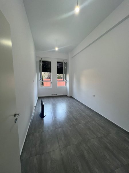 Tirane, jepet me qera apartament 1+1+Ballkon Kati 1, 76 m² 400 € (Kompleksi Kontakt)