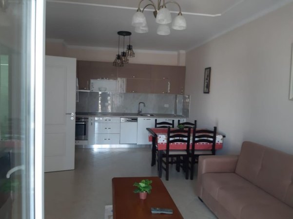 Tirane, Me Qera Apartament i kompletuar me mobilje e paisjet elkro-shtëpiake, tip 2+1, ballkon, kati 2, pallat ri 9-kate, me sip. 85m², qera 50'000Leke(reja)/muaj, në rrugën 5-maj, pranë Concord-Center, 250m nga unaza/tregu-indurstrial, 15-min këmb nga qenddra Tiranës