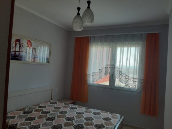 Tirane, Me Qera Apartament i kompletuar me mobilje e paisjet elkro-shtëpiake, tip 2+1, ballkon, kati 2, pallat ri 9-kate, me sip. 85m², qera 50'000Leke(reja)/muaj, në rrugën 5-maj, pranë Concord-Center, 250m nga unaza/tregu-indurstrial, 15-min këmb nga qenddra Tiranës