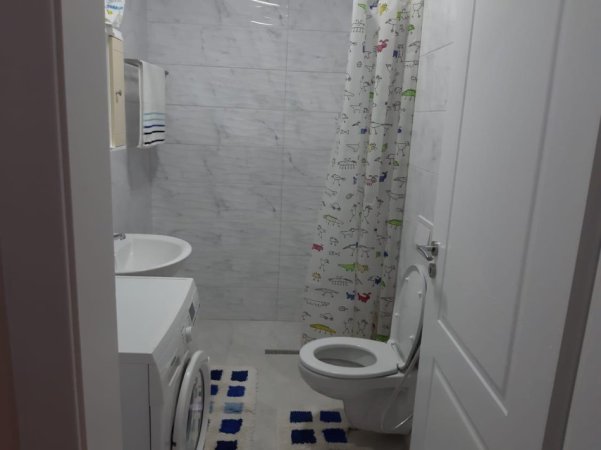 Tirane, Me Qera Apartament i kompletuar me mobilje e paisjet elkro-shtëpiake, tip 2+1, ballkon, kati 2, pallat ri 9-kate, me sip. 85m², qera 50'000Leke(reja)/muaj, në rrugën 5-maj, pranë Concord-Center, 250m nga unaza/tregu-indurstrial, 15-min këmb nga qenddra Tiranës