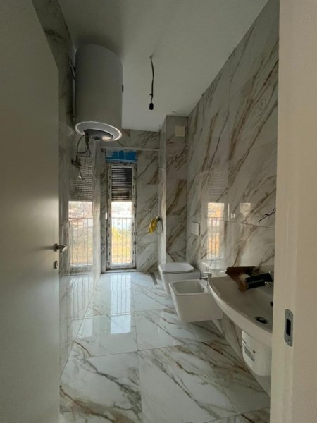 Tirane, jepet me qera apartament 3+1+Ballkon , 148 m² 500 € (Jordan Misja)