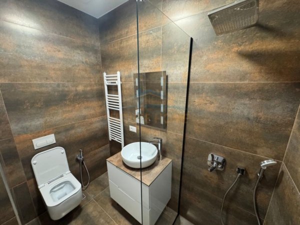 Tirane, jepet me qera apartament 2+1+Ballkon Kati 1, 113 m² 1.800 € (Liqeni i Thatë)