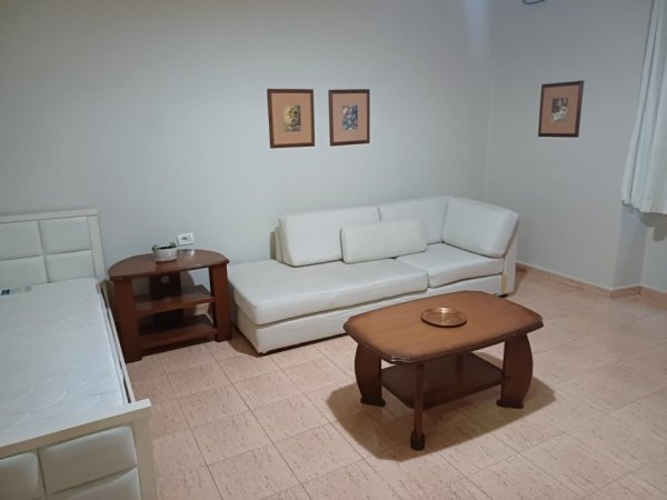Tirane, jepet me qera apartament 2+1+Ballkon Kati 2, 70 m² 700 € (Sheshi Wilson)