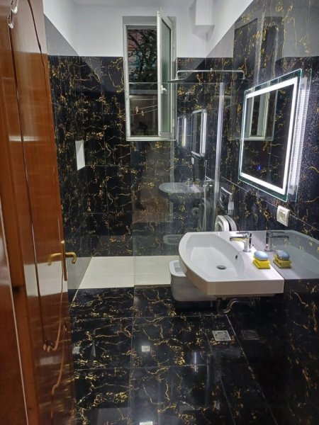 Tirane, jepet me qera apartament 2+1+Ballkon Kati 2, 70 m² 700 € (Sheshi Wilson)