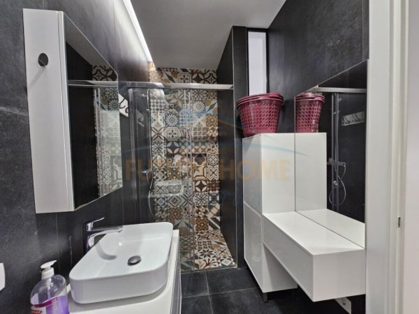 Tirane, jepet me qera apartament 2+1 Kati 3, 128 m² 1.200 € (Kompleksi Delijorgji)