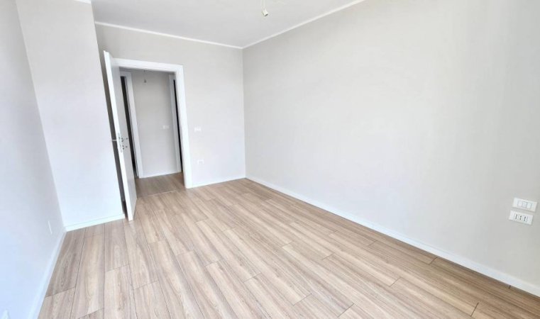 Me Qera: Zyre me 3 Ambiente Pune + 2wc**+ 1 Garazh**📍Lake View - Liqeni Tiranës | (128 m2 ) Me Super Pamje nga Liqeni i Tiranes