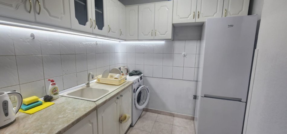 Tirane, jepet me qera apartament 2+1 Kati 1, 92 m² 650 € (Qender)
