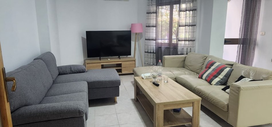 Tirane, jepet me qera apartament 2+1 Kati 1, 92 m² 650 € (Qender)