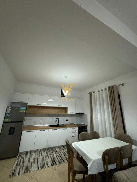 Tirane, jepet me qera apartament 1+1+Ballkon Kati 4, 90 m² 450 € (RRUGA 5 MAJI)
