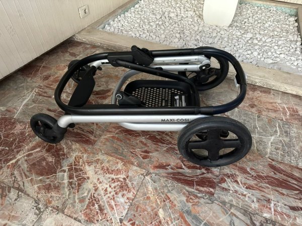 Tirane, Shes karroce Maxi Cosi Lila 380 €