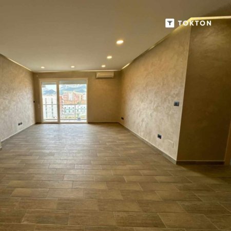 Tirane, shes apartament 4+1+Ballkon Kati 7, 153 m² 260.000 € (ali demi)