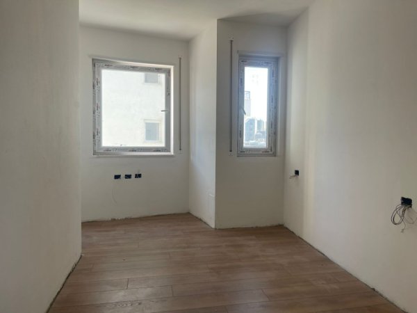 shitet apartament 2+1+Post Parkimi  270.000 €  (Pasticeri Flora)